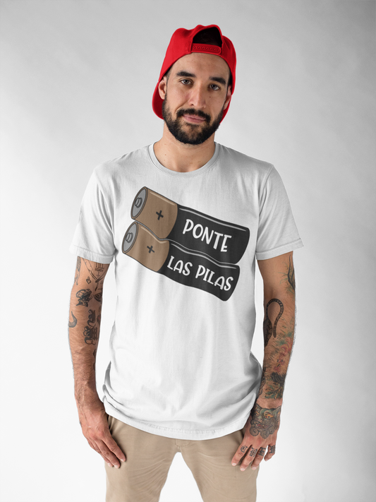 Man wearing a black &quot;Ponte Las Pilas&quot; T-shirt with a battery design, conveying a motivational message in Spanish.